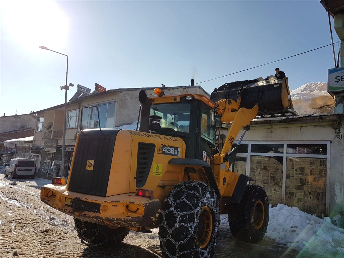 Çatılardaki Karlar Kar Küreme Aracıyla Temizleniyor
