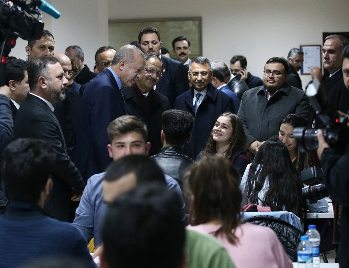 Cumhurbaşkanı Erdoğan Millet Kıraathanesinde Gençlerle Bir Araya Geldi
