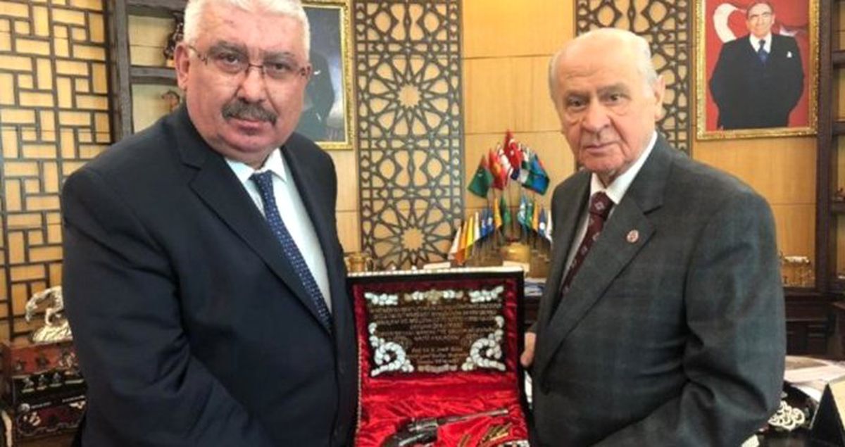 Devlet Bahçeli'ye Atatürk'ün Silahı Hediye Edildi