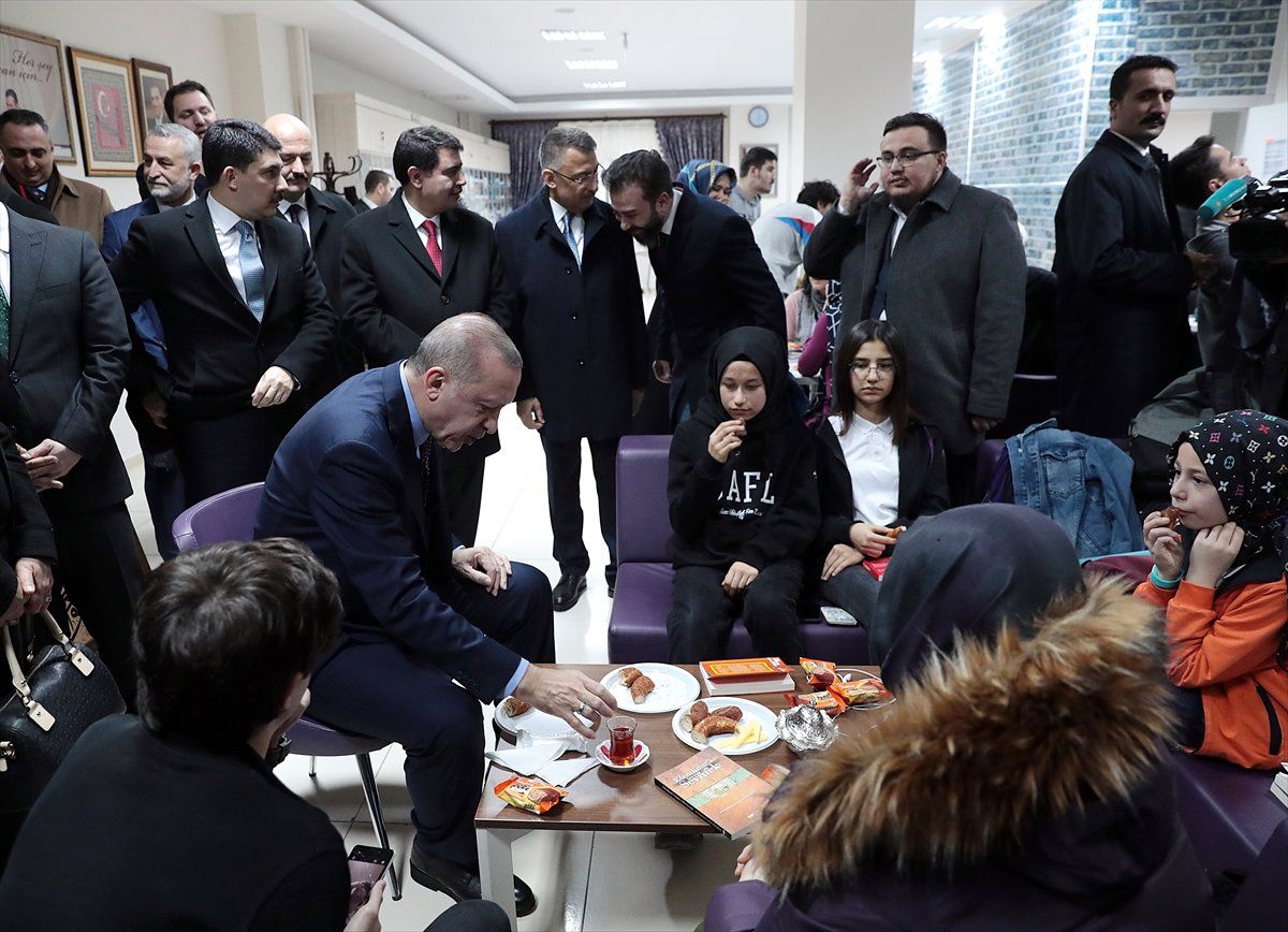 Erdoğan, Sincan\'da Millet Kıraathanesini Ziyaret Etti