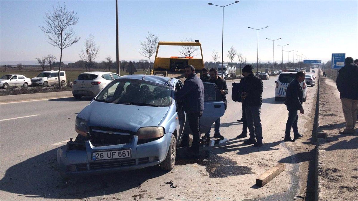 Eskişehir\'de İki Otomobil Çarpıştı: 1 Yaralı