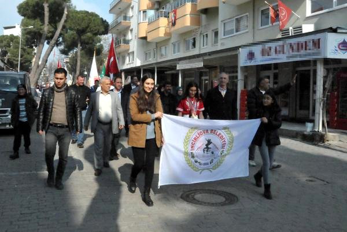 Gümüş Madalya ile Dönünce Mehteranla Karşılandı