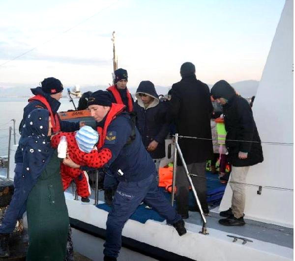 Helikopterden Tespit Edilen Lastik Bottaki 48 Kaçak Göçmen Yakalandı