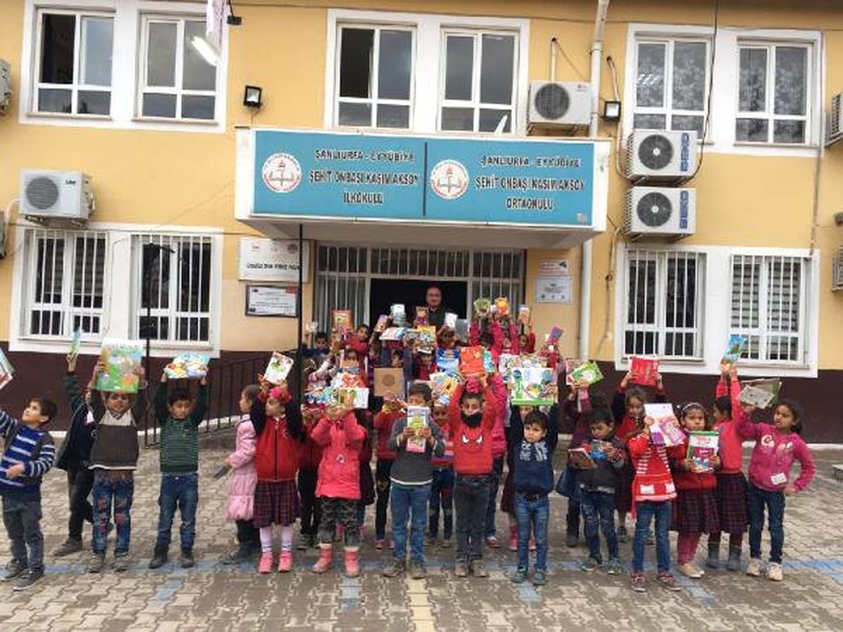 İstanbul\'dan Şanlıurfa\'ya Kıyafet ve Kırtasiye Yardımı