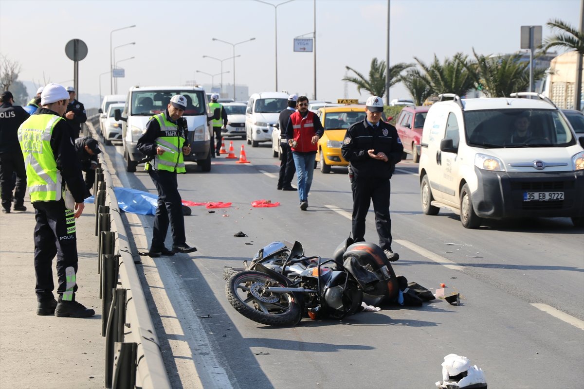 İzmir\'de Kamyonla Çarpışan Motosikletin Sürücüsü Öldü