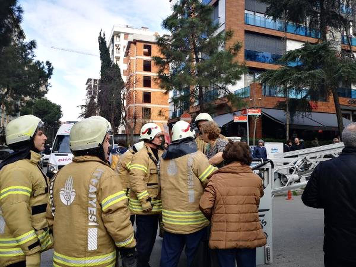 Kadıköy\'de Yangında Mahsur Kalan 2 Kadını İtfaiye Kurtardı