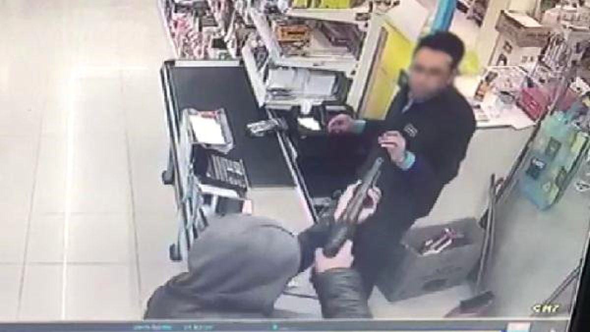 Kar Maskeli, Pompalı Tüfekli Market Soygunu Kamerada