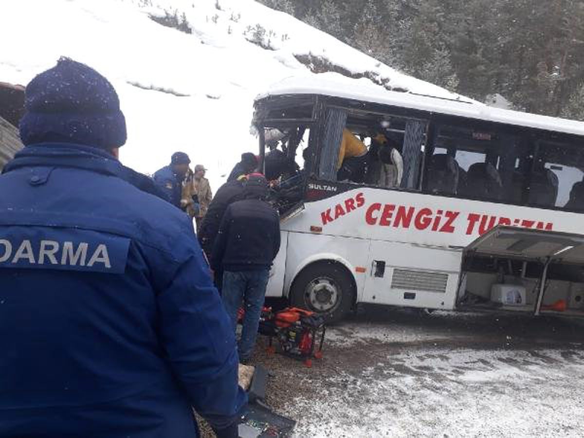 Kars\'ta Yolcu Midibüsü ile Tır Çarpıştı: 20 Yaralı
