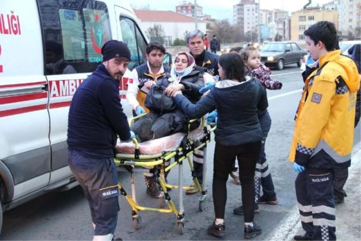 Kayseri\'de İki Otomobil Çarpıştı: 10 Yaralı