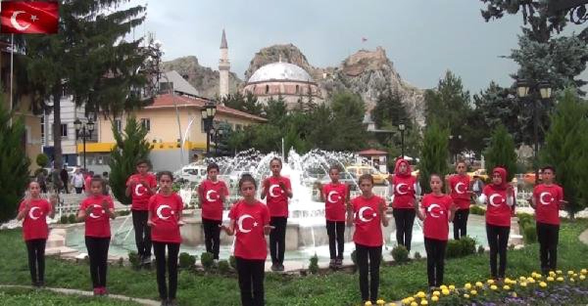 Köy Okulu Öğrencilerinden İşaret Diliyle İstiklal Marşı