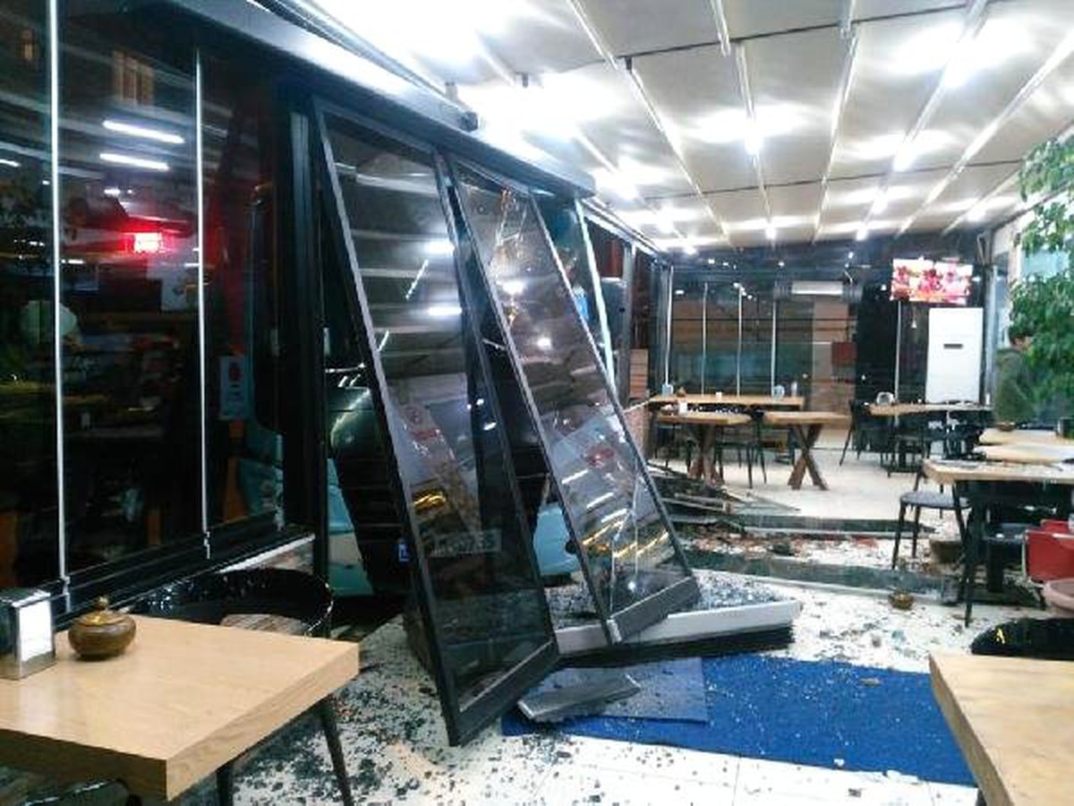 Maltepe\'de Minibüs Pastaneye Girdi