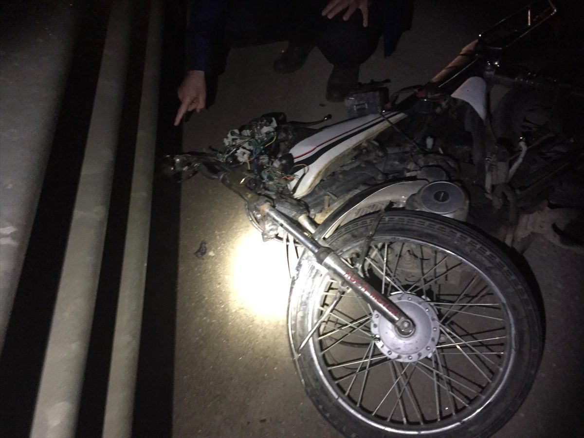 Manisa\'da Motosiklet Devrildi: 1 Ölü, 1 Yaralı