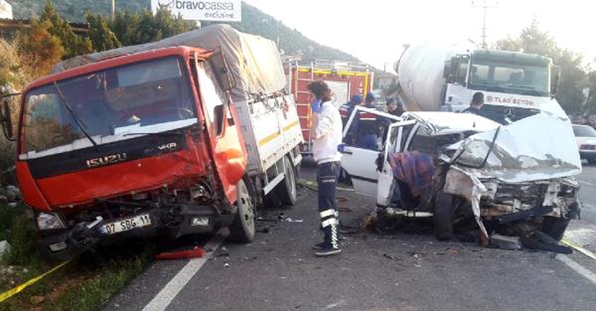 Otomobille Kamyonet Çarpıştı: 1 Ölü, 2 Yaralı