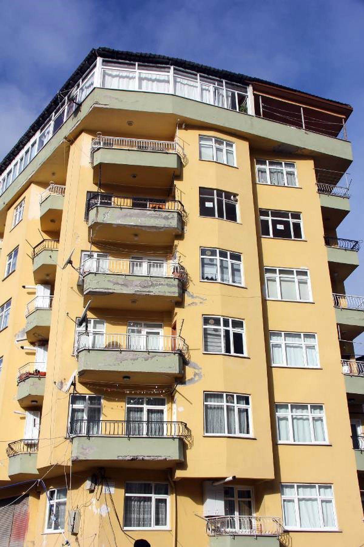 Rize\'de Kolonlarındaki Çatlaklar Nedeniyle Tahliye Edilen Apartmanda İnceleme