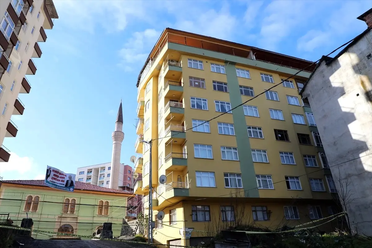 Rize\'de Tahliye Edilen 8 Katlı Bina