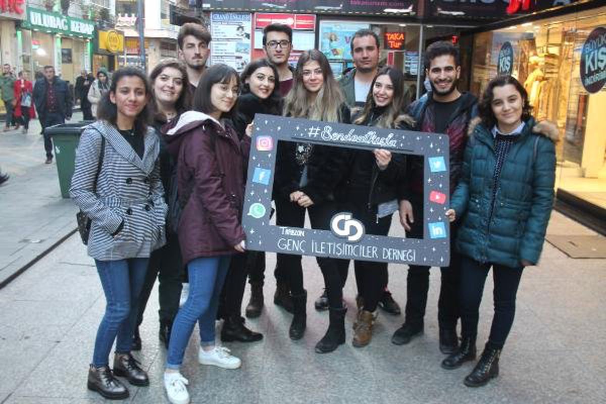 Trabzon\'da Sokakta Alkışla Tempo Tuttular