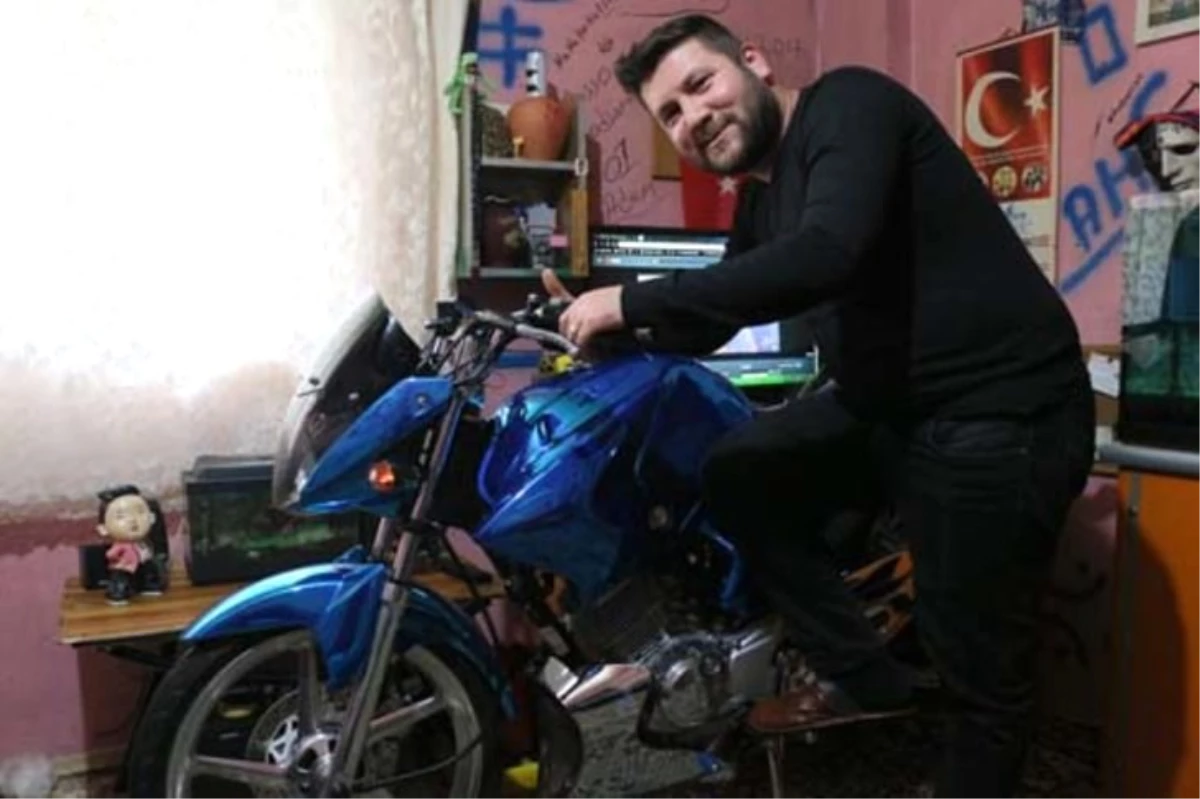 "Türkiye\'de Sadece Bende Var" Dediği Motosikletini Evinin Salonuna Park Ediyor