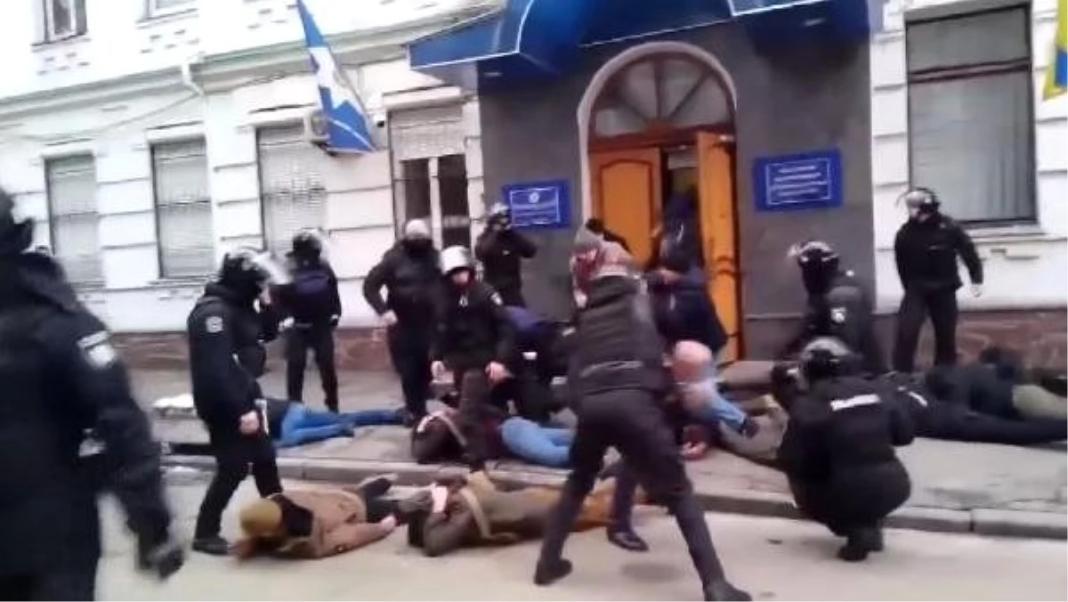 Ukrayna\'da Radikal Milliyetçiler Polis Karakoluna Saldırdı