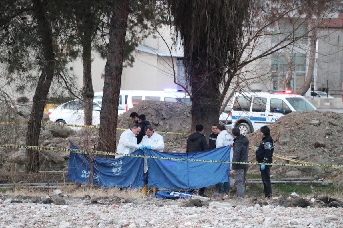 Ağaçlık Alanda Kimliği Belirsiz Erkek Cesedi Bulundu