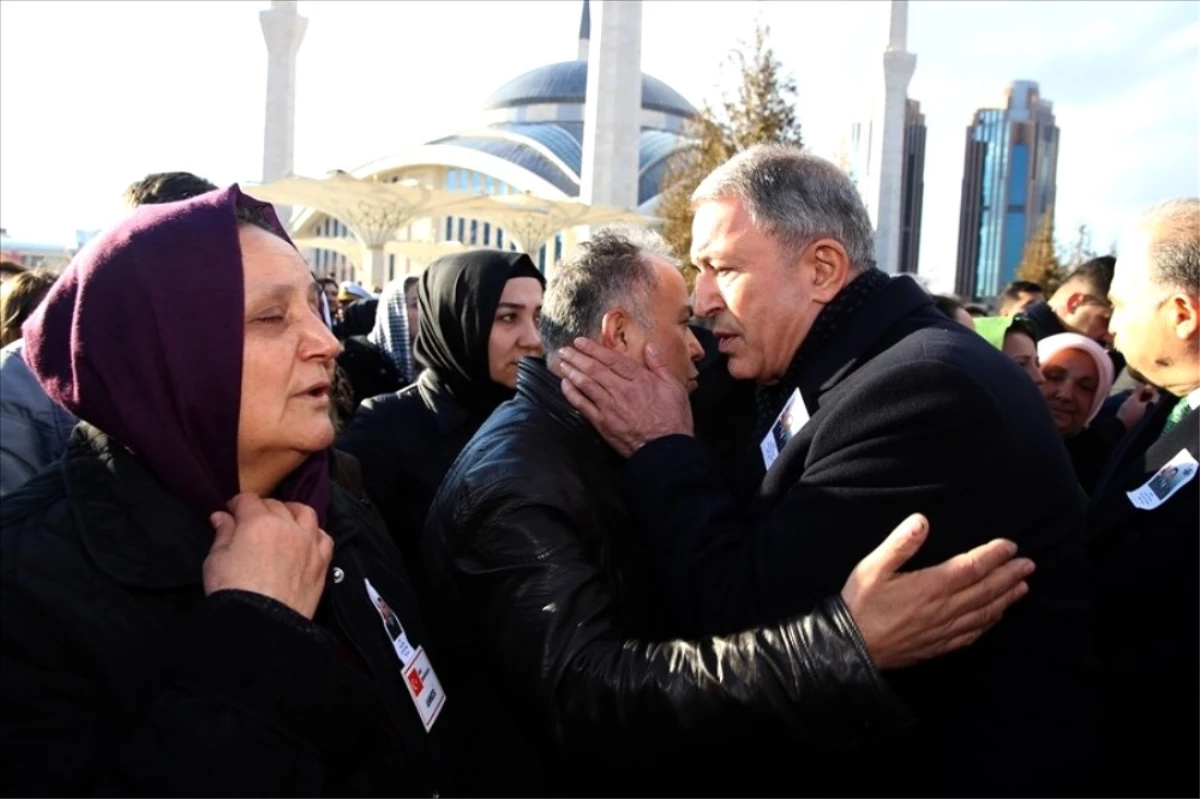 Bakan Akar\'dan Helikopter Kazasında Şehit Olan Semih Özcan\'ın Ailesine Taziye Ziyareti