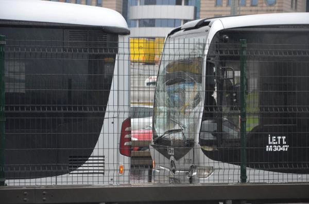Beylikdüzü\'ne Giden Metrobüsler Çarpıştı; 1 Yaralı