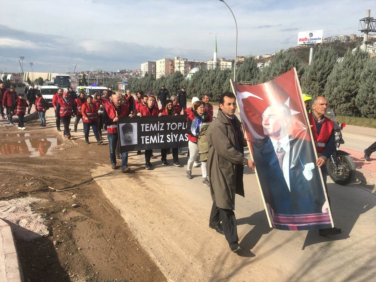 Bir Grup CHP\'linin Ankara\'ya Yürüyüşü