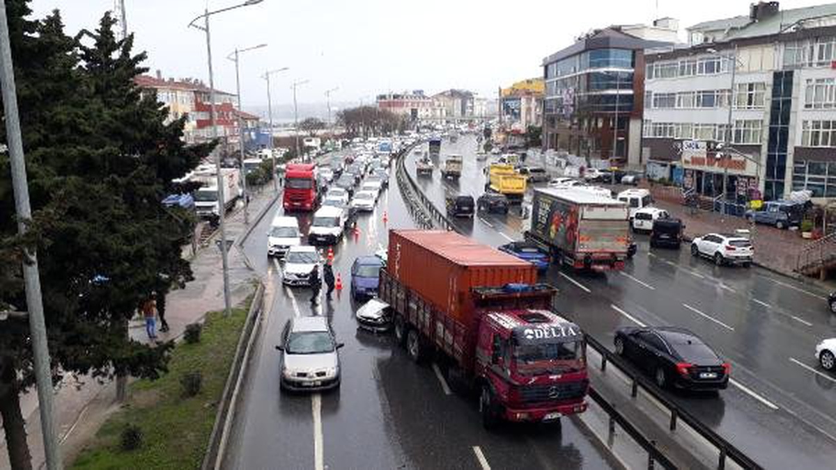 Büyükçekmece\'de Zincirleme Kaza : 2 Yaralı