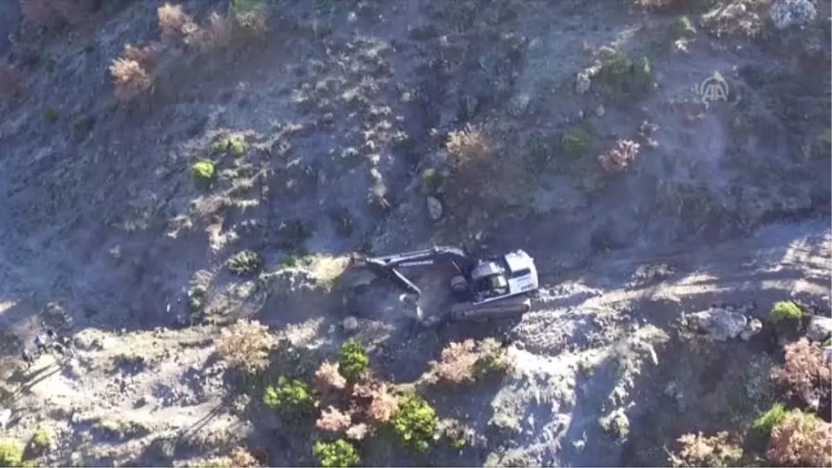 Demirci\'de 6 Mahalleyi Birbirine Bağlayan Yol Ulaşıma Açıldı