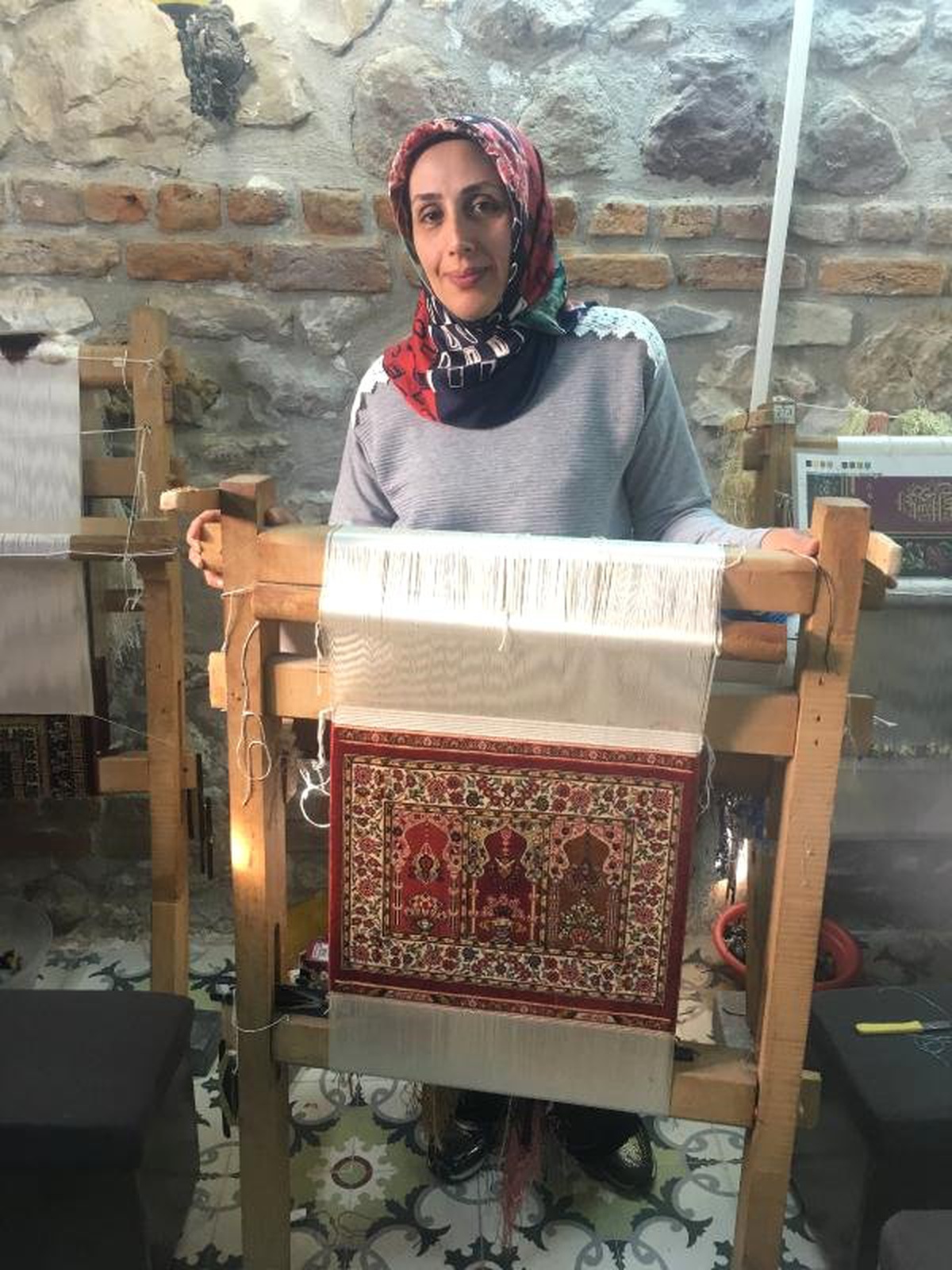 Ev Kadınları, Tarihi Konakta İpek Halı Dokuyor