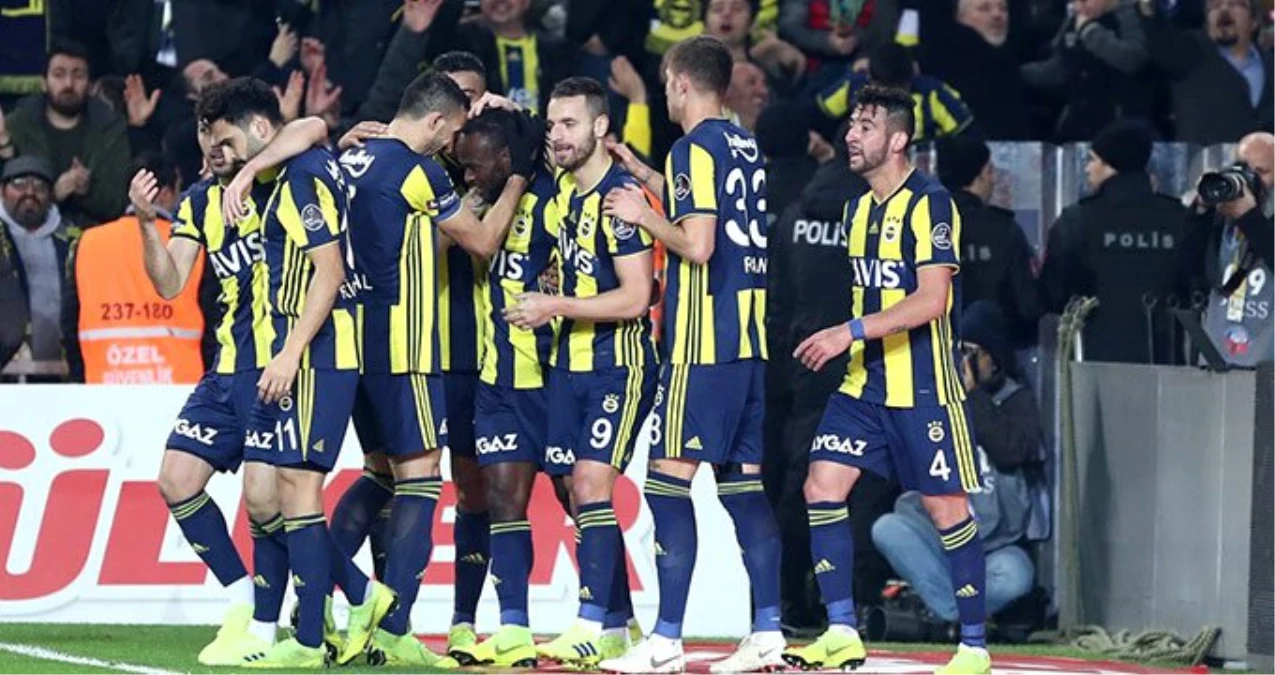 Fenerbahçe\'de Isınma Esnasında Sakatlanan Tolgay Arslan\'ın Yerine Eljif Elmas Sahaya Çıktı