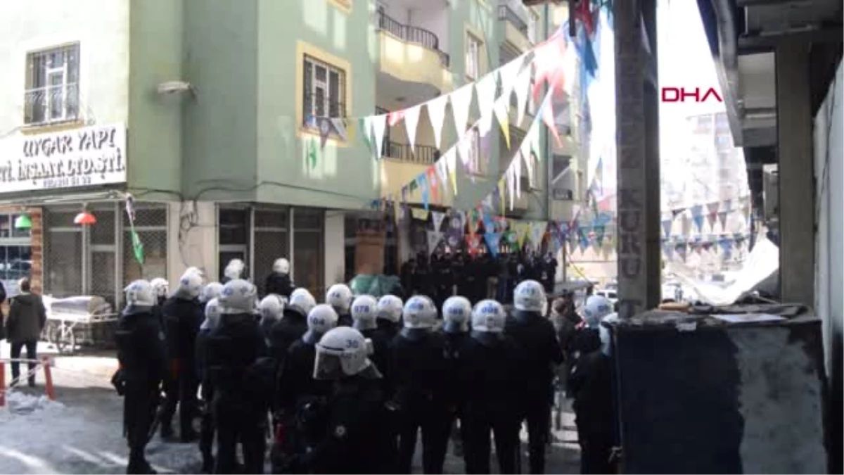 Hakkari\'de, Leyla Güven\'e Destek Eylemi Yapanlara Polis Müdahalesi