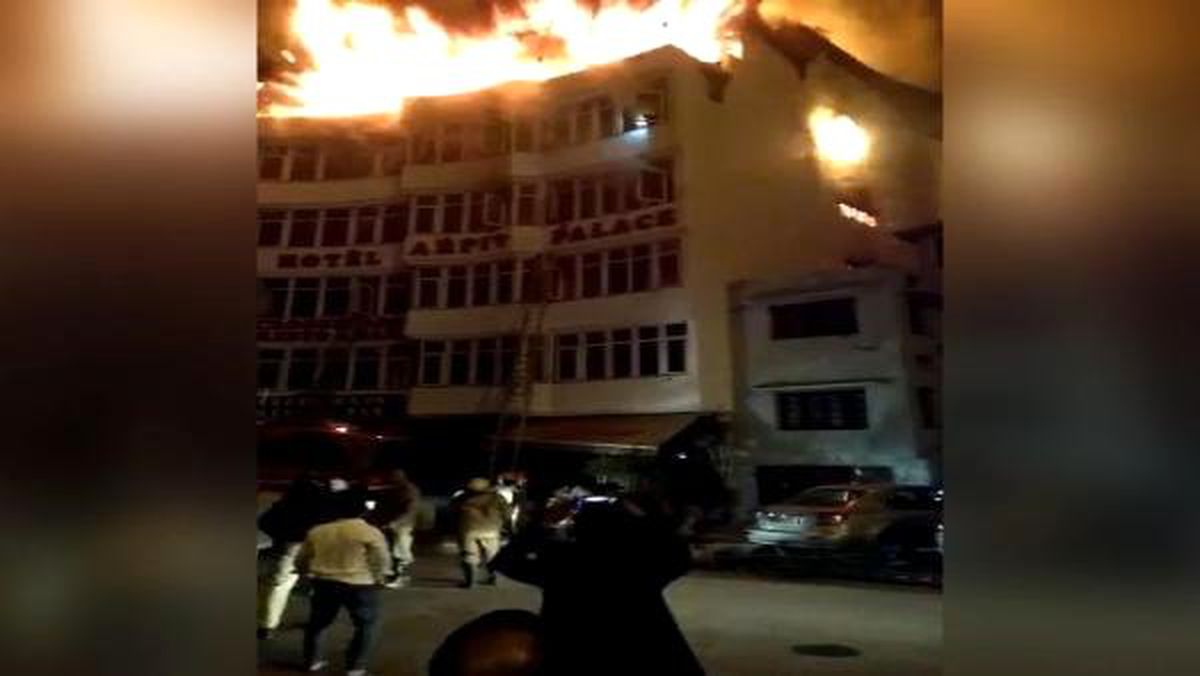 Hindistan\'da Otel Yangını: 17 Ölü