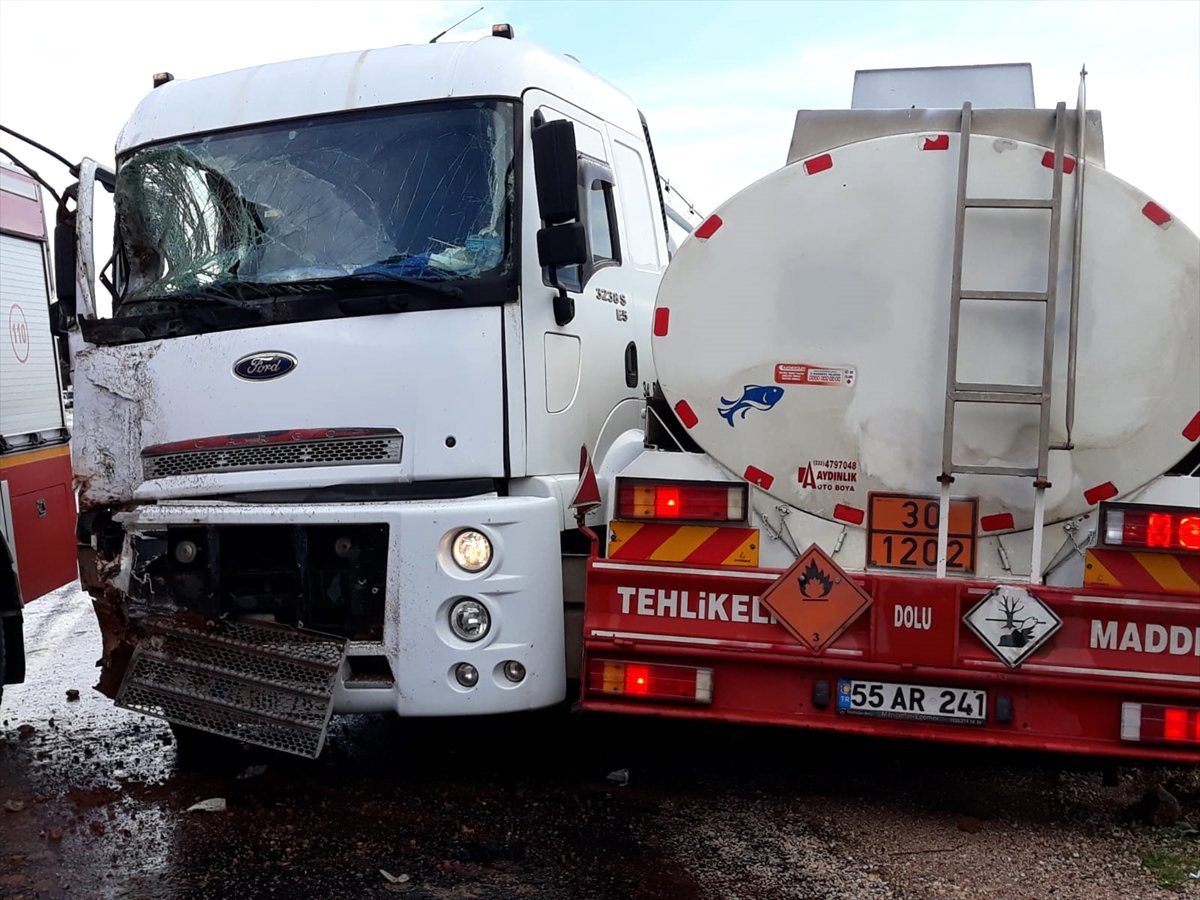 İzmir\'de Akaryakıt Tankerleri Çarpıştı: 3 Yaralı