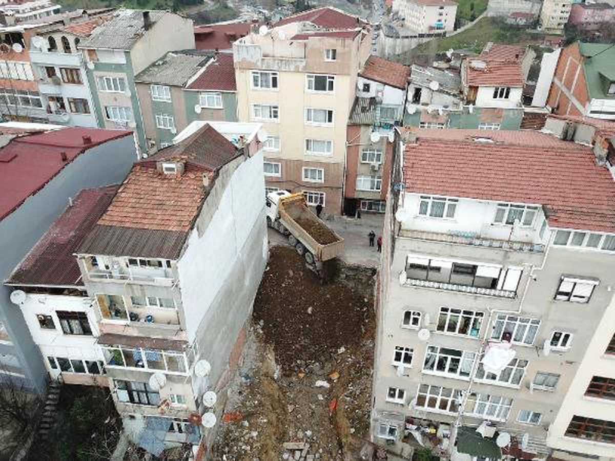 Kağıthane\'de Korkutan Görüntü; 4 Katlı Binanın Sakinleri Panik Yaşadı