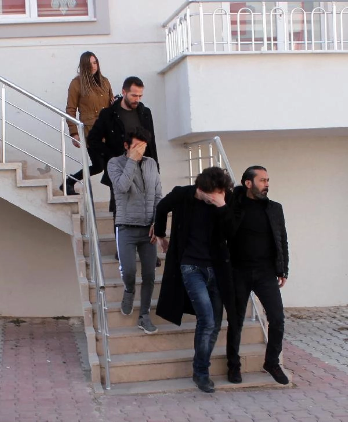Apart Dairede Fuhuş Yapan Eşcinsel Gençler, Gözaltına Alındı