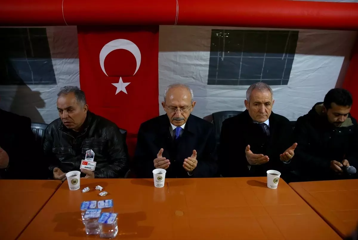 Kılıçdaroğlu\'ndan Şehit Evine Taziye Ziyareti