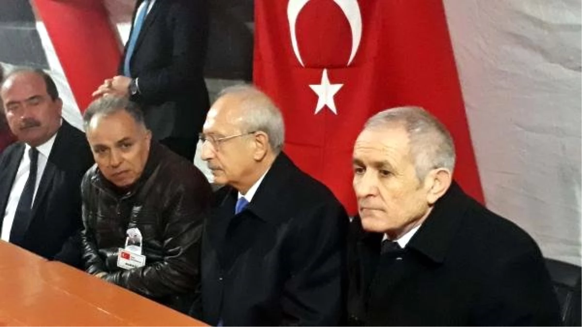Kılıçdaroğlu, Şehit Yüzbaşı Semih Özcan\'ın Ailesini Ziyaret Etti