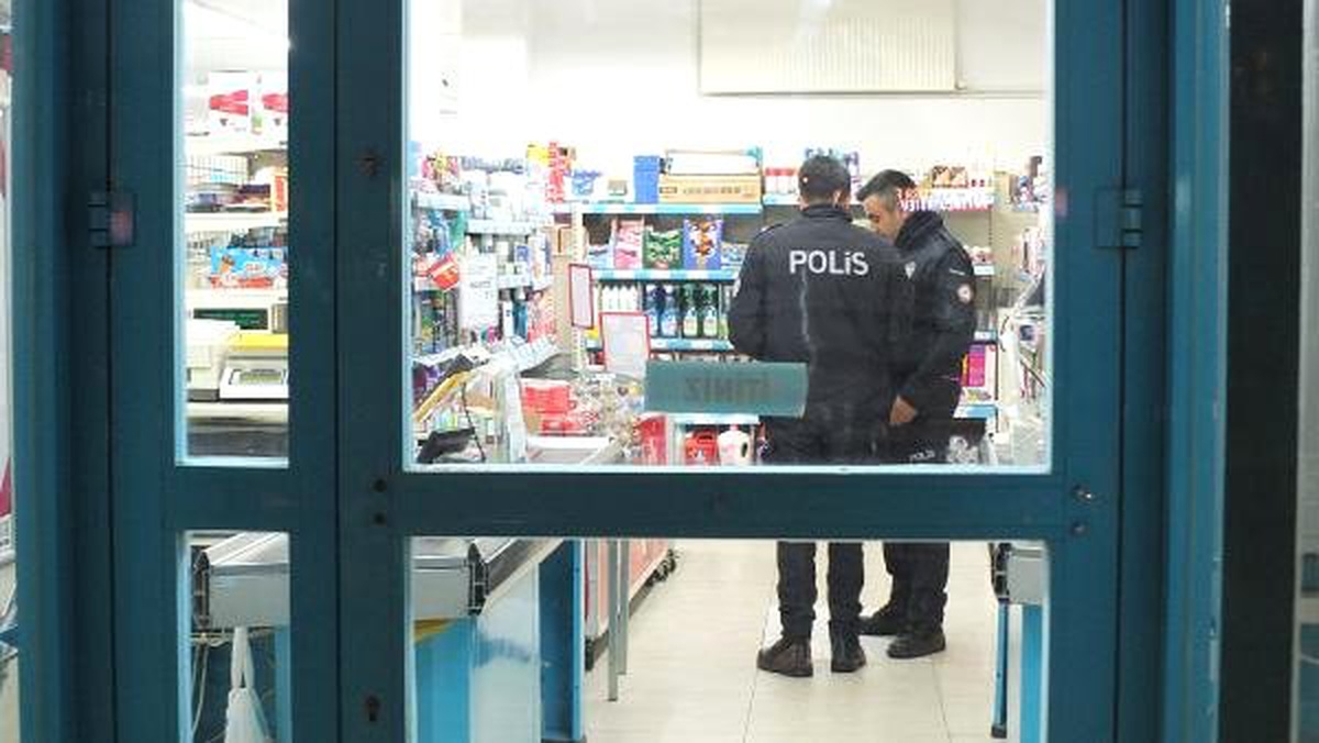 Maltepe\'de Marketten Silahlı Soygun; Soyguncu Kamerada