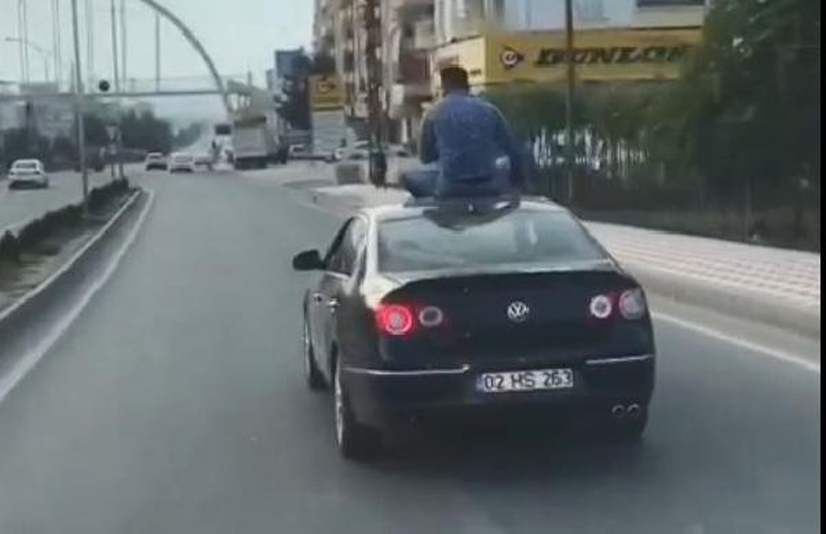 Otomobilin Üstüne Oturarak Yolculuk Yaptı
