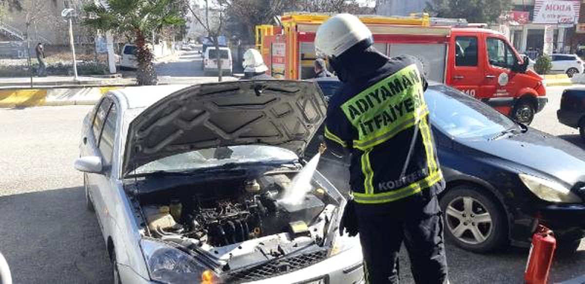 Park Halindeki Otomobil Alev Aldı
