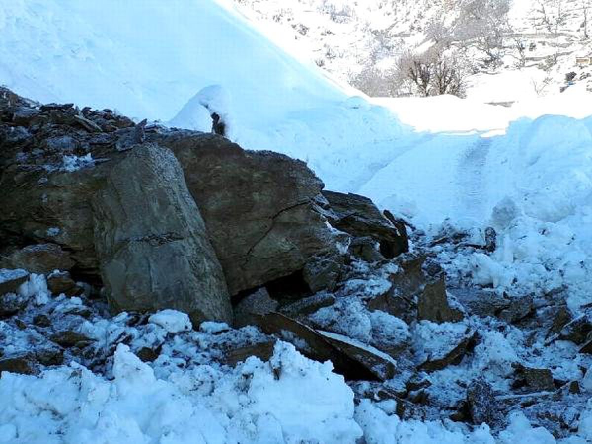 Şirvan\'da Köy Yolunda Heyelan