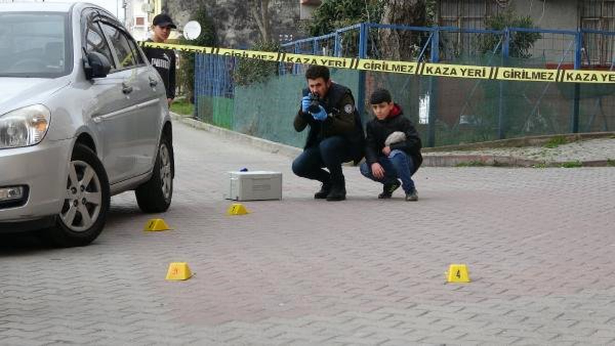 Sultangazi\'de Akraba Kavgası: 2 Yaralı