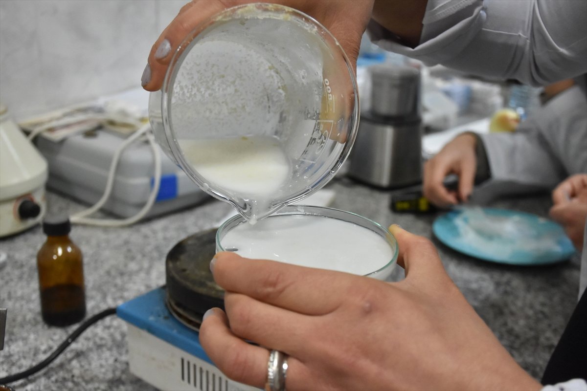 Üniversite Öğrencileri "Yenilebilir" Plastik Üretti