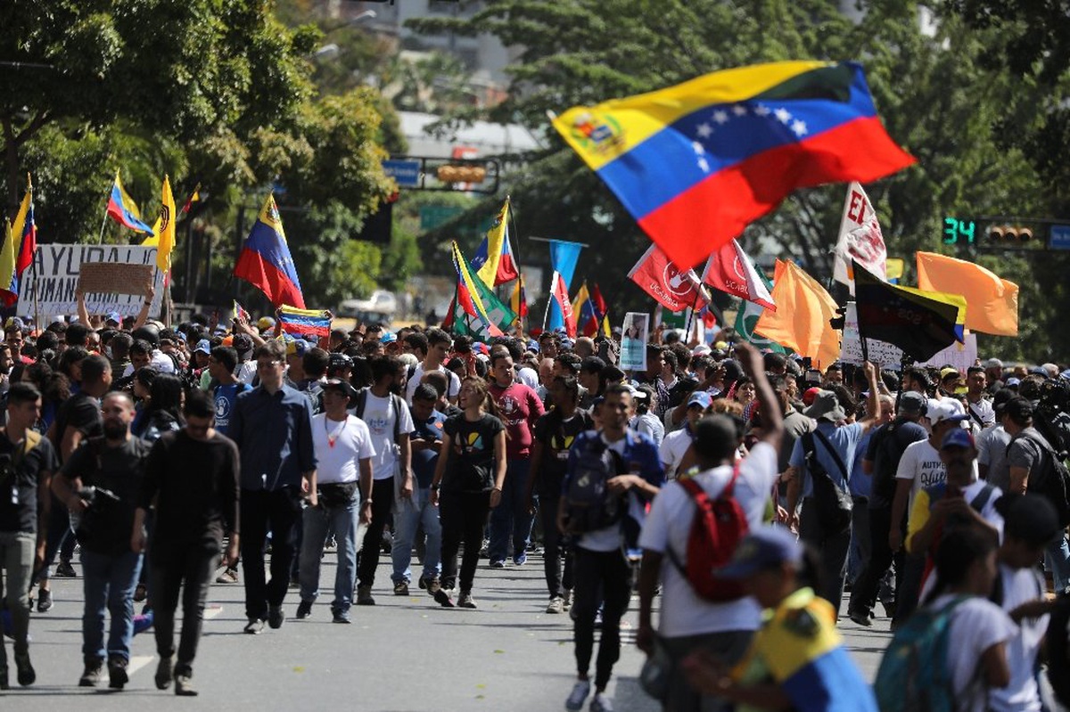 Venezuela\'da Maduro ve Guadio Destekçileri Meydanlarda