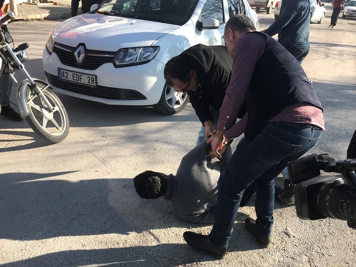 Yakalanan Arkadaşını Uzaktan İzlerken Yakayı Ele Verdi