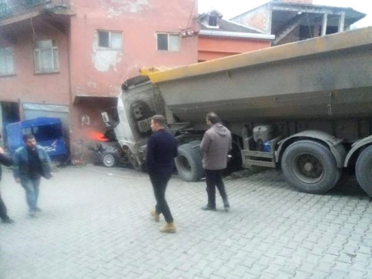 Zonguldak\'ta Freni Boşalan Tır, Ortalığı Savaş Alanına Çevirdi