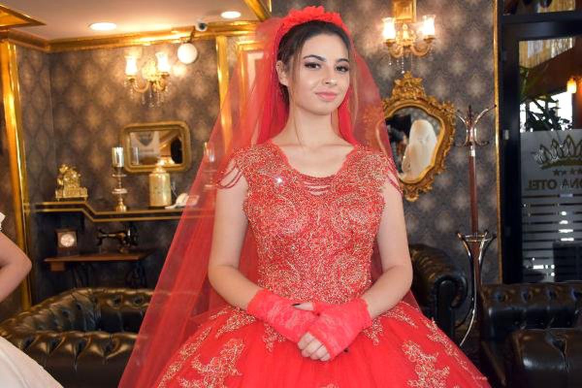 14 Şubat\'a Özel Altın İşlemeli Gelinlik