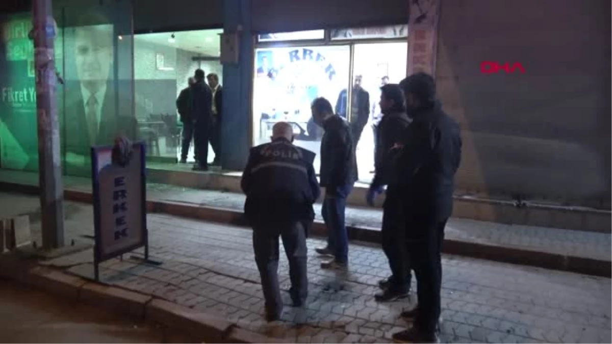 Adana\'da AK Parti\'nin Seçim Bürosuna Molotoflu Saldırı