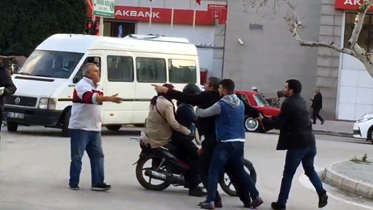 Adana\'da Yaya Geçidi Kavgası