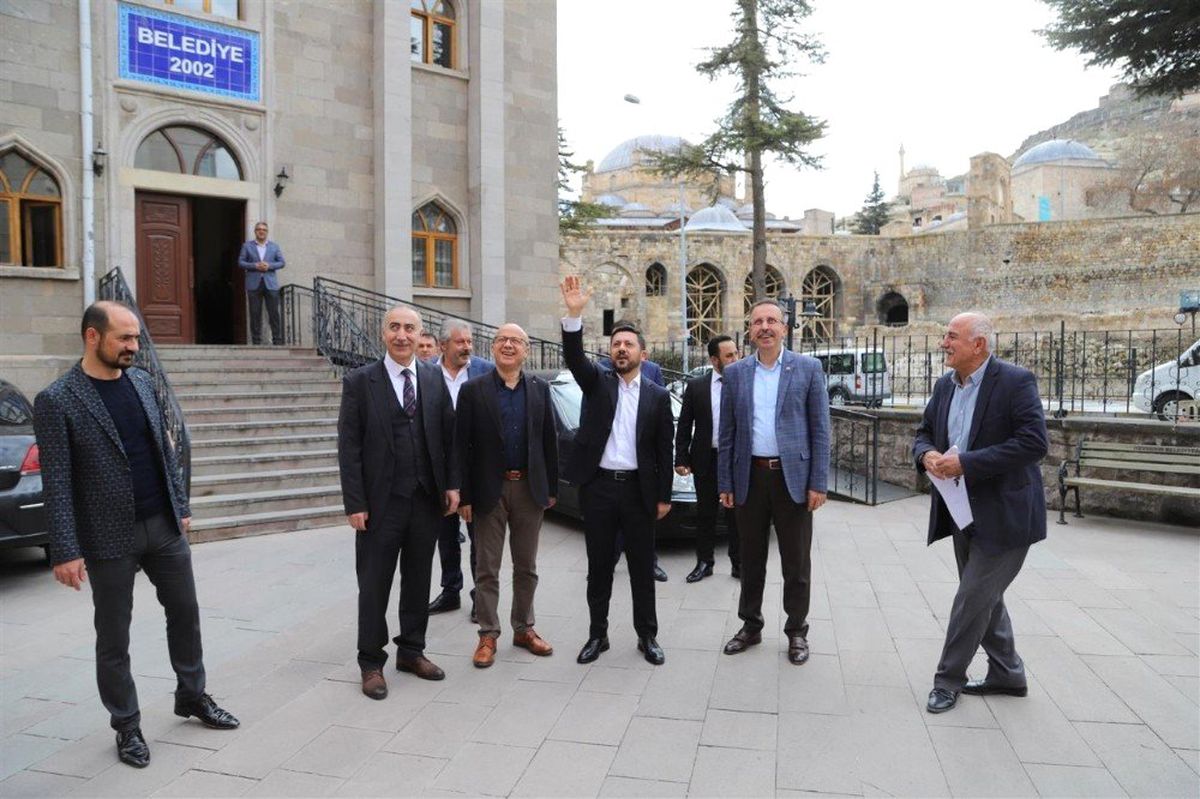 AK Parti Belediye Başkan Adayı Arı, Belediye Hizmet Birimlerini Ziyaret Etti